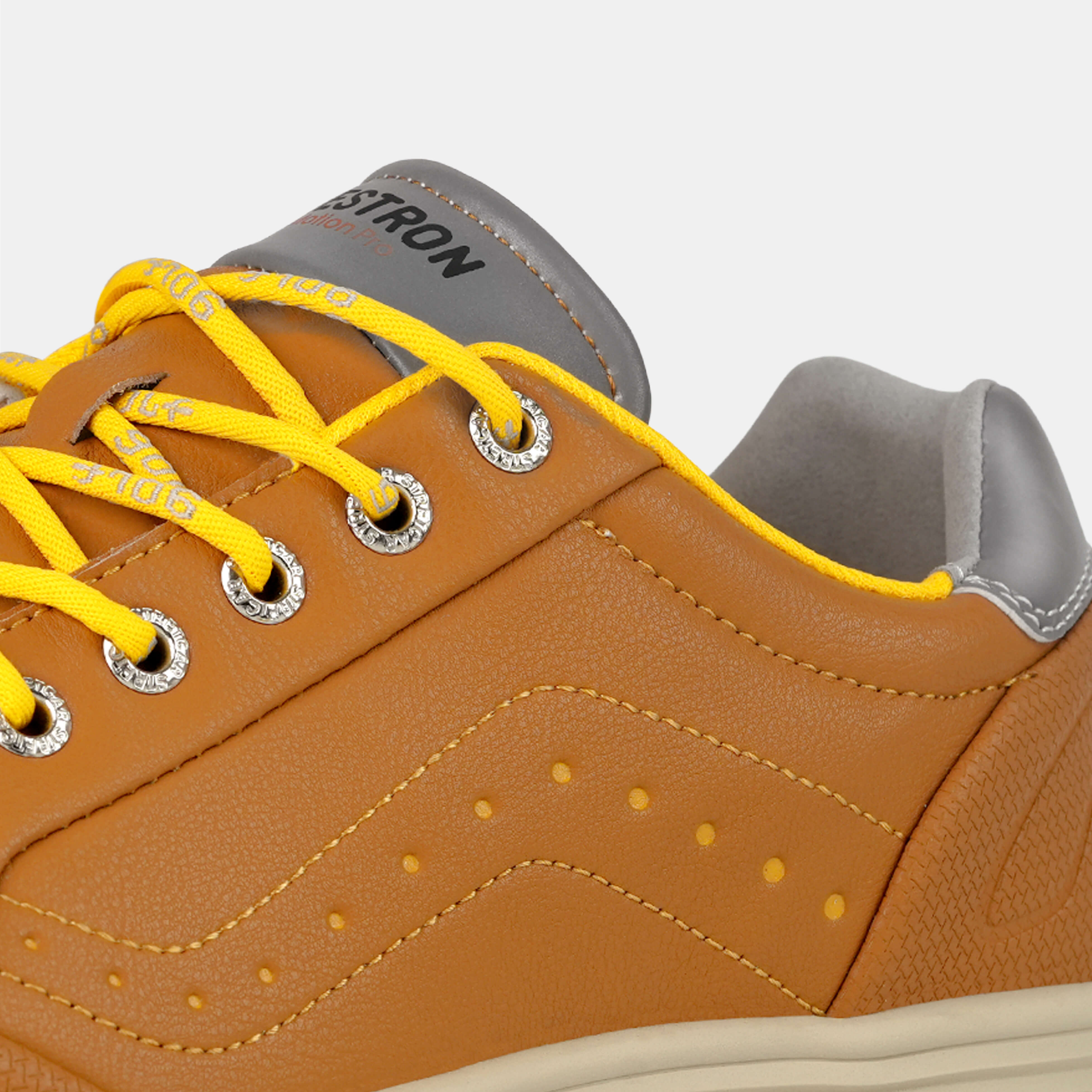 G718 Men's Breathable Spikeless Golf Shoes / Brown