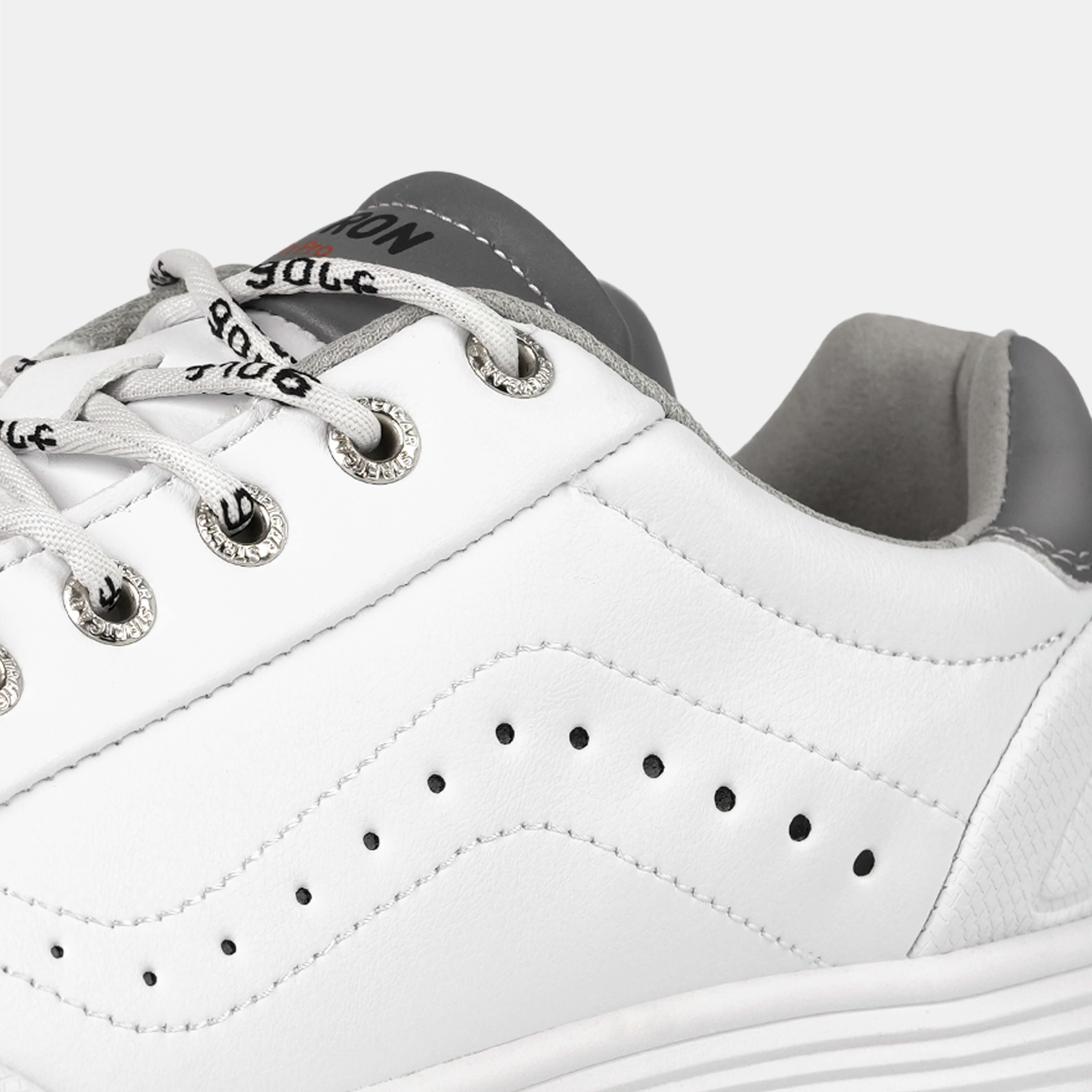 G718 Men's Breathable Spikeless Golf Shoes / White