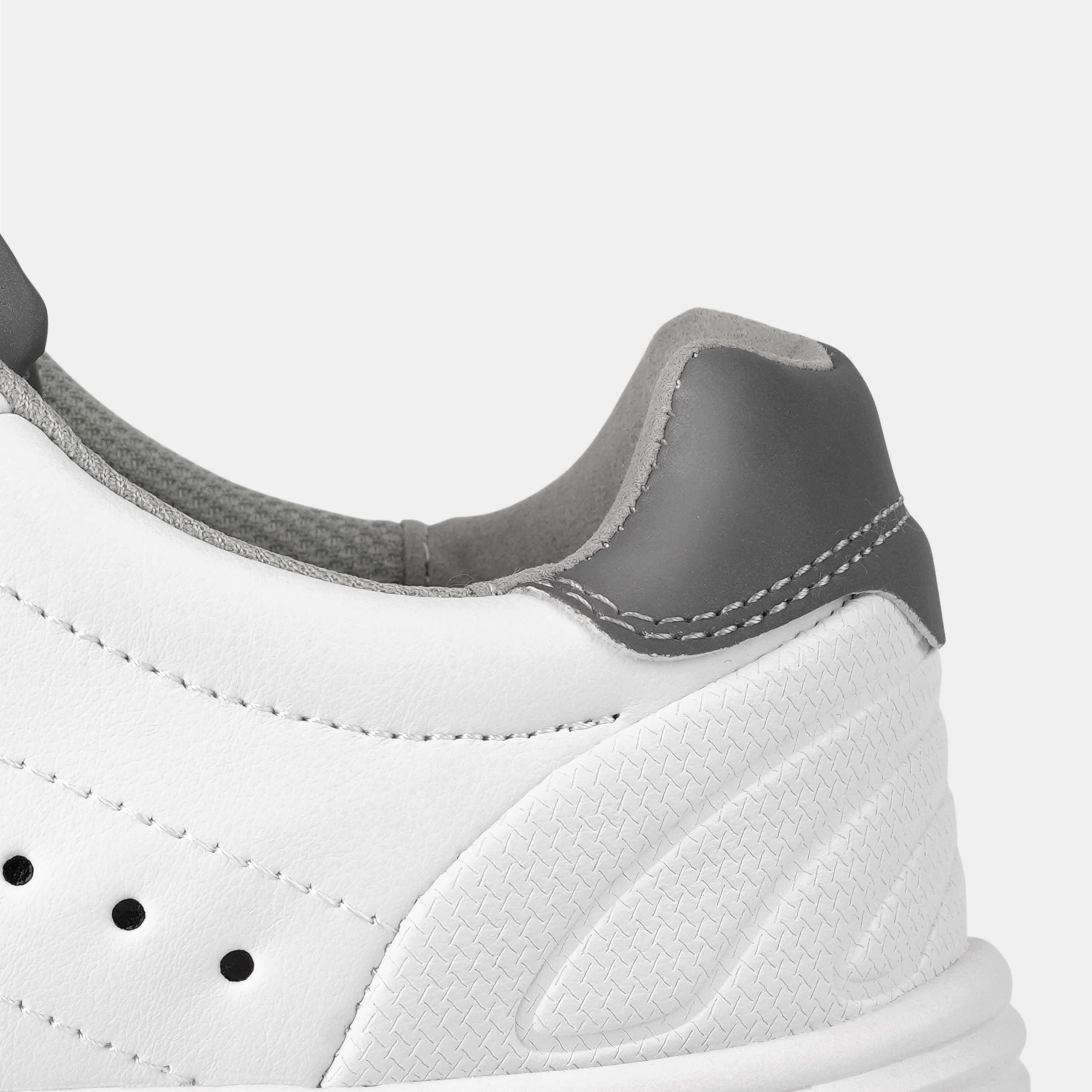 G718 Men's Breathable Spikeless Golf Shoes / White